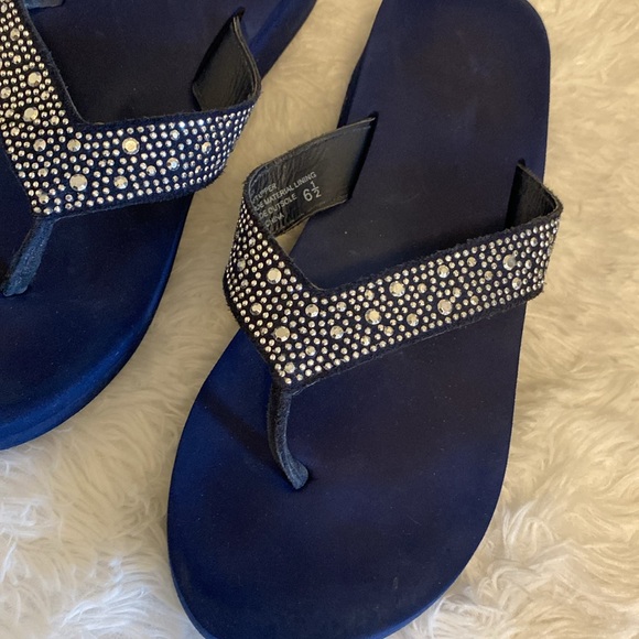 Yellow Box sandals flip flops Sz6.5.  Navy blue color - Picture 3 of 8